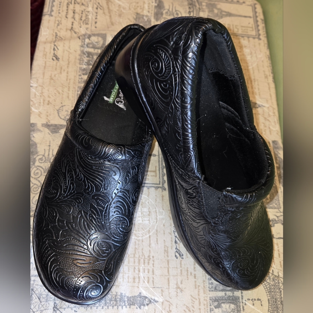 Baretraps Memory Foam Slip On Barkley Black Floral Embossed Clogs Women's Sz 8.5